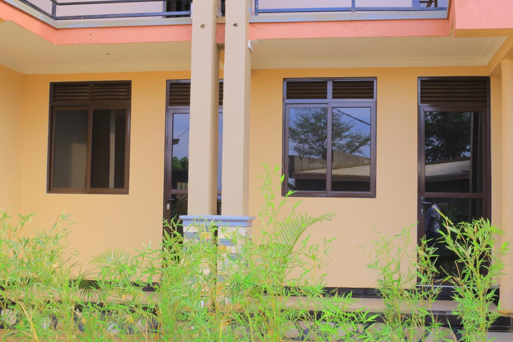 Golden Suites Hotel Entebbe Exterior photo